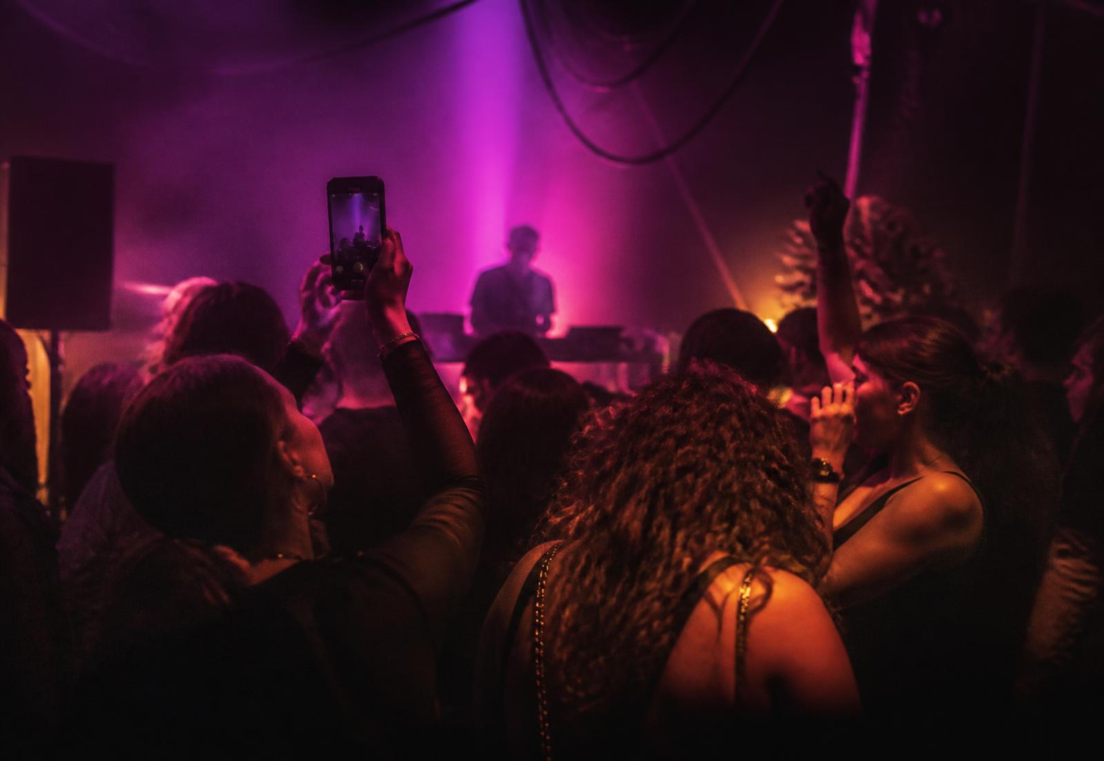 Clubnacht met publiek voor een klein podium